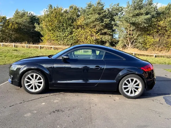 Audi Tt 2011 photo 2