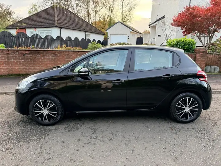 Peugeot 208 2015 photo 3