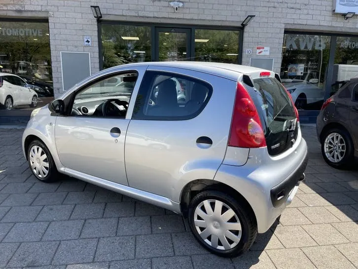 Peugeot 107 2008 photo 2