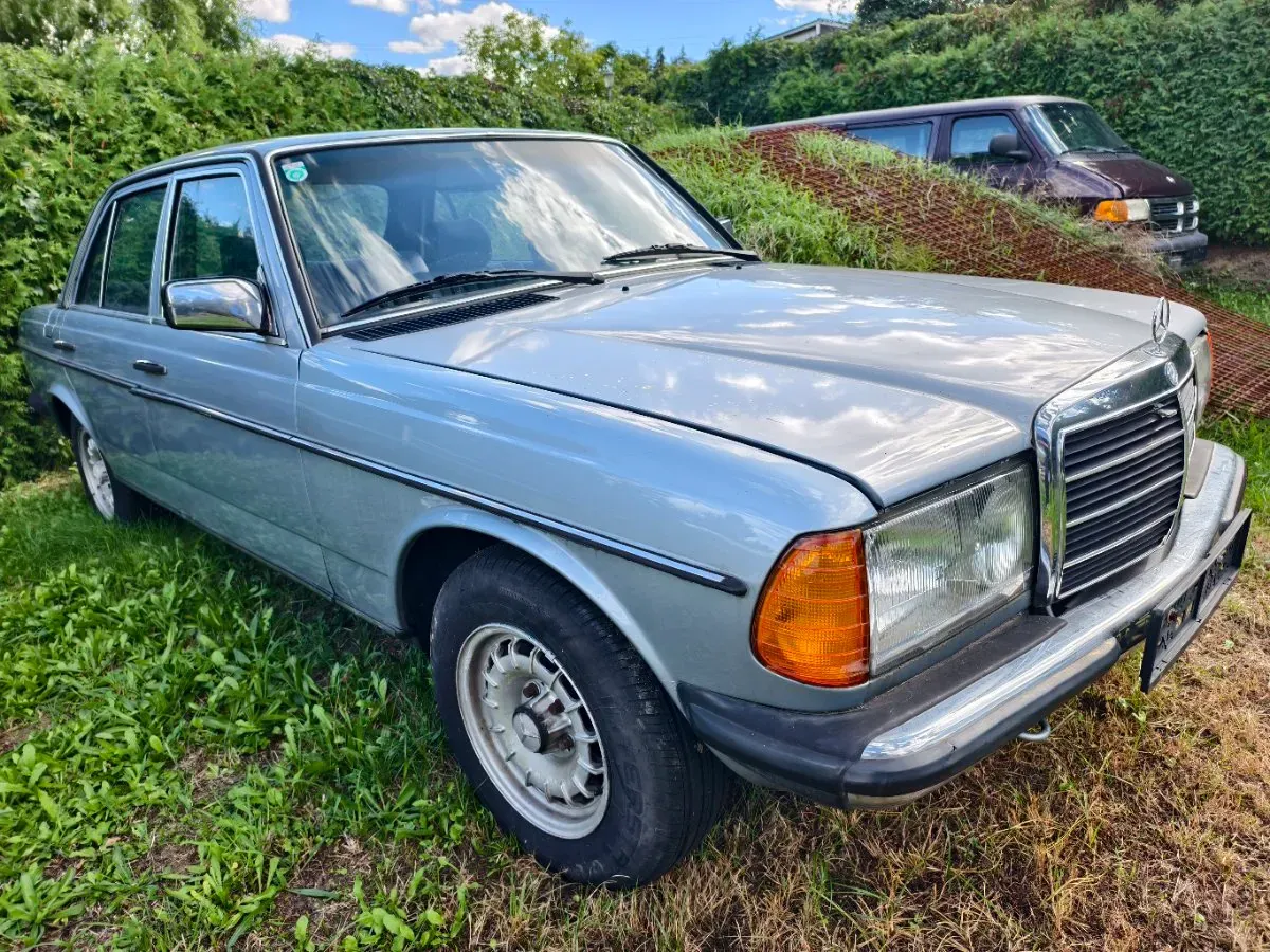 Mercedes-Benz E-Class 1983 photo 3