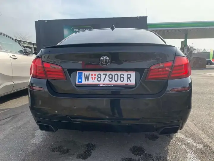 BMW 5 Series 2011 photo 2