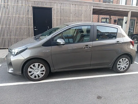 Toyota Yaris 2017 photo 2