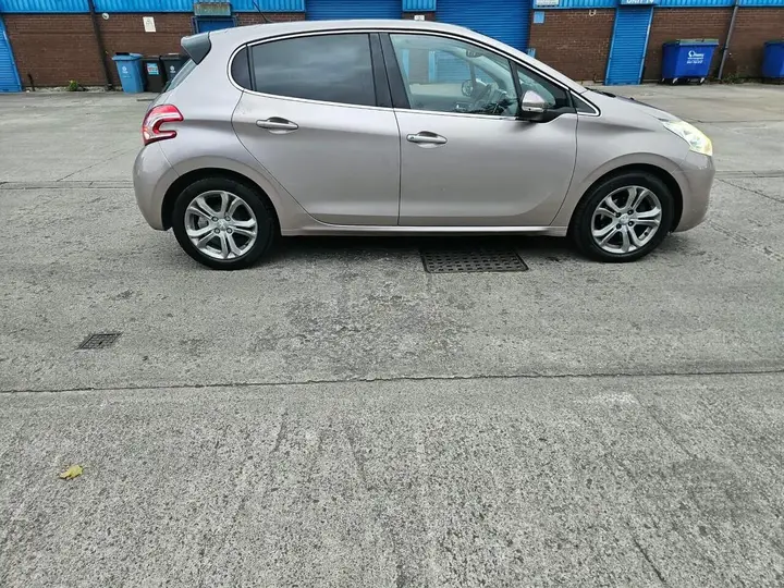 Peugeot 208 2015 photo 4
