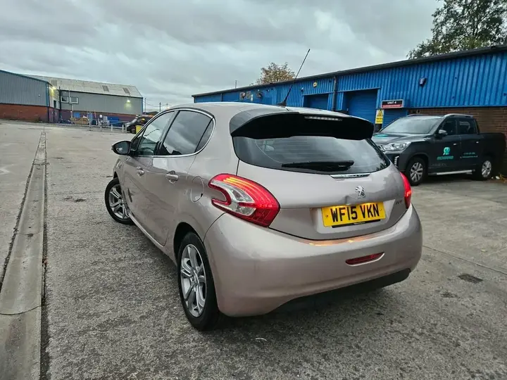 Peugeot 208 2015 photo 5