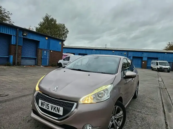 Peugeot 208 2015 photo 2