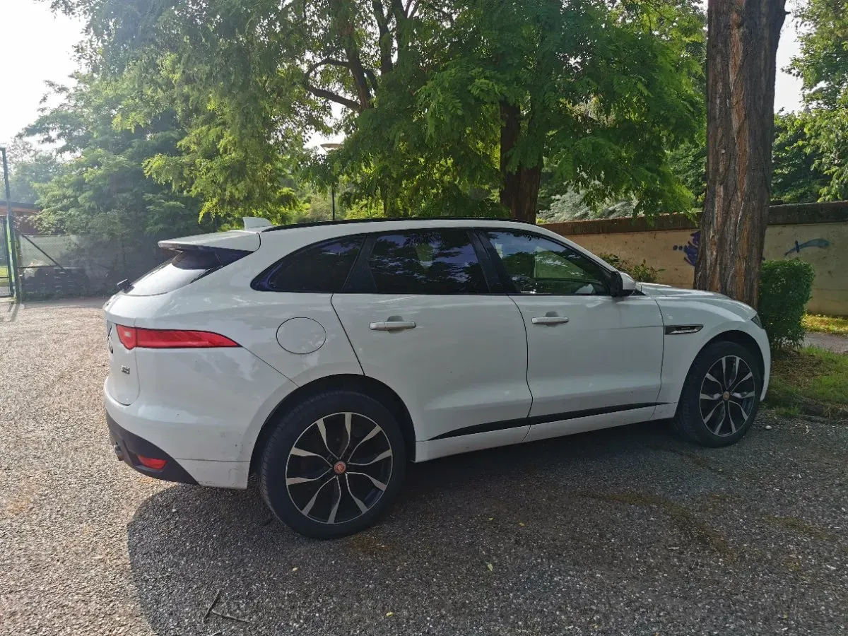 Jaguar F-Pace 2018 photo 2