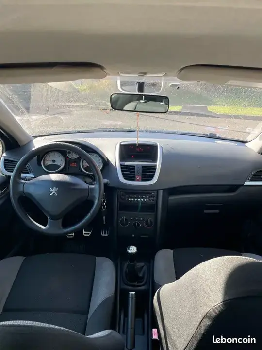 Peugeot 207 2008 photo 2