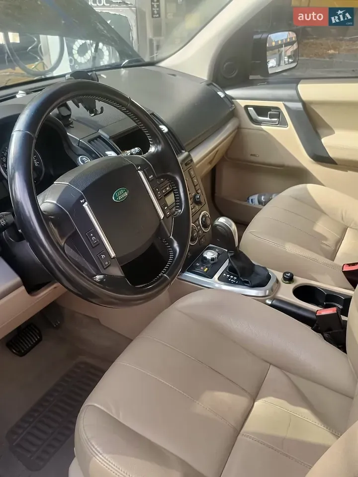 Land Rover Freelander 2011 photo 3