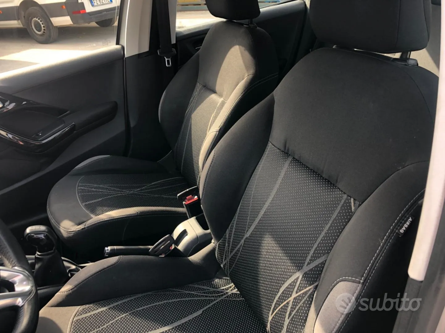 Peugeot 208 2015 photo 5