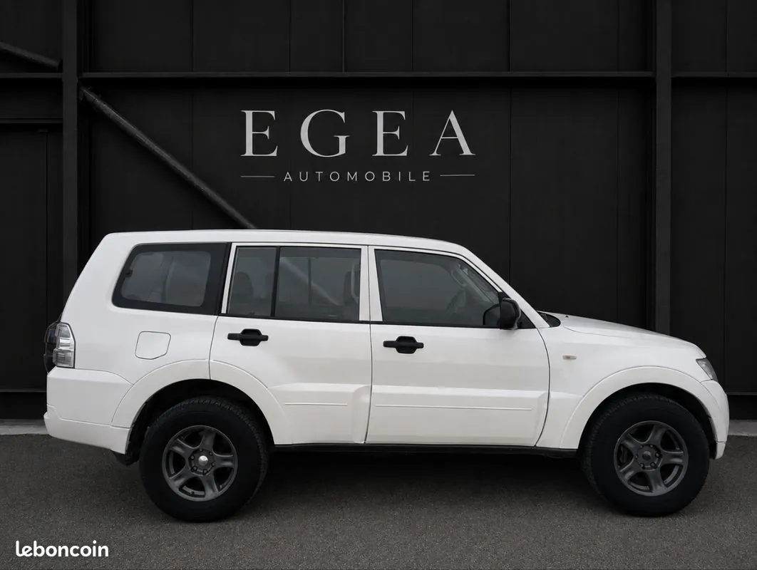 Mitsubishi Pajero 2011 photo 2