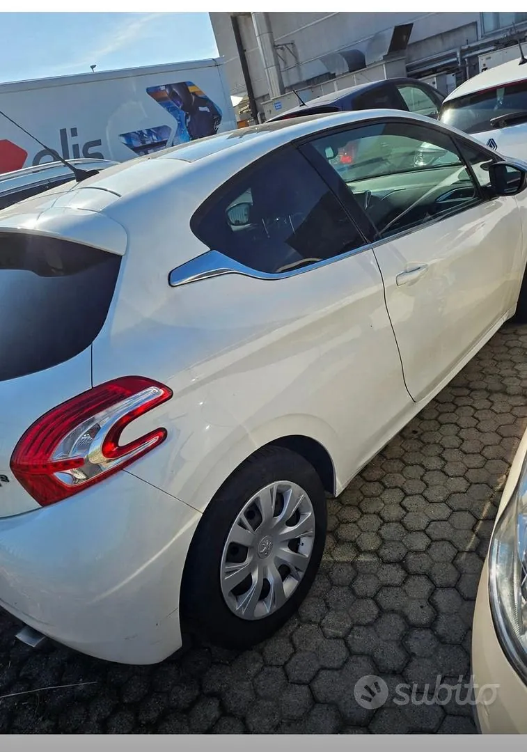 Peugeot 208 2014 photo 3