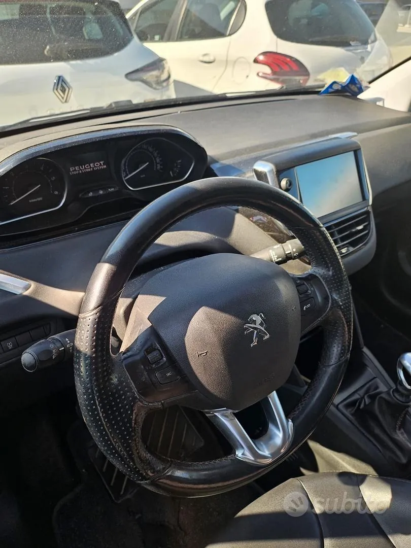Peugeot 208 2014 photo 2