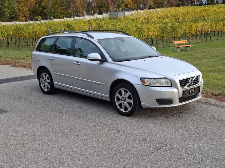 Volvo V50 2010 photo 2