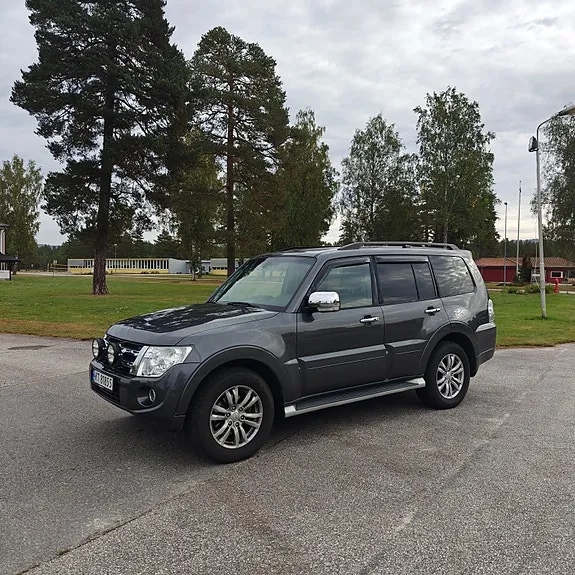 Mitsubishi Pajero 2012 photo 2