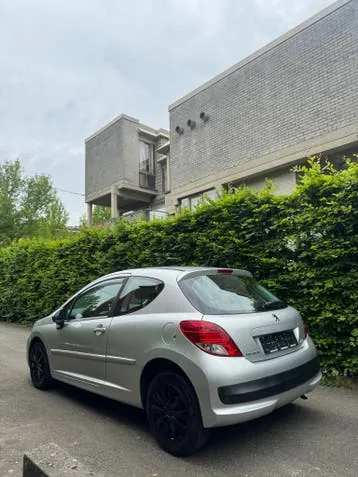 Peugeot 207 2010 photo 2
