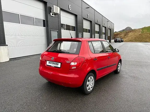 Skoda Fabia 2011 photo 3