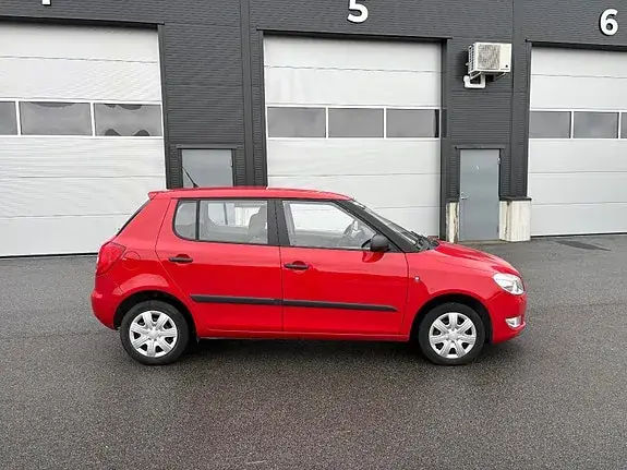 Skoda Fabia 2011 photo 2