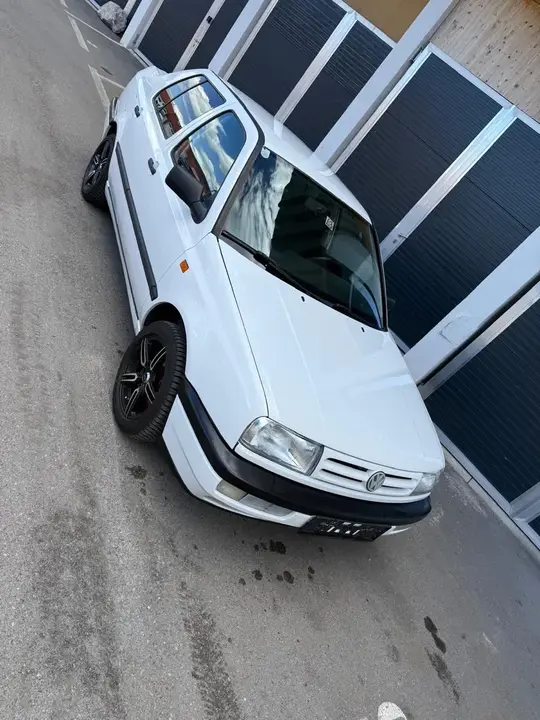 Volkswagen Vento 1995 photo 3