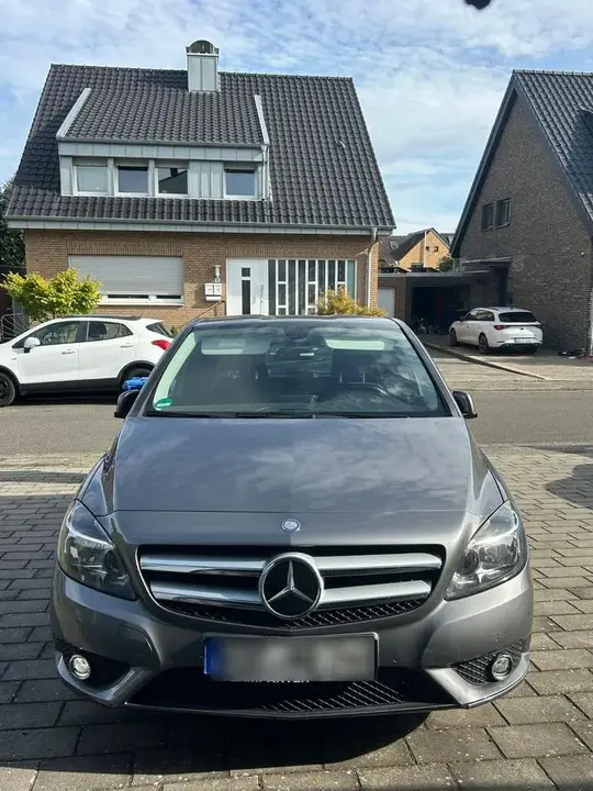 Mercedes-Benz B 180