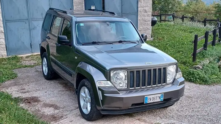 Jeep Cherokee 2012 photo 2