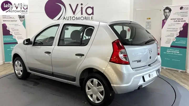 Dacia Sandero 2010 photo 3