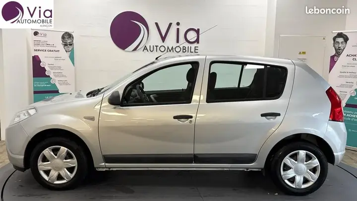 Dacia Sandero 2010 photo 2