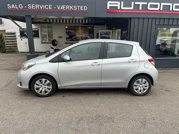 Toyota Yaris 2012 photo 2