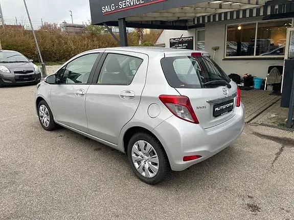 Toyota Yaris 2012 photo 3
