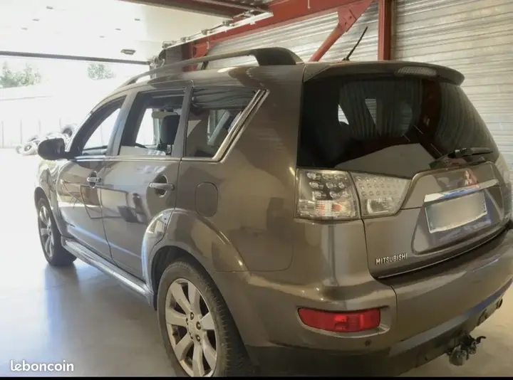 Mitsubishi Outlander 2011 photo 2