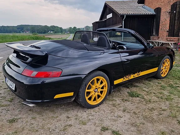 Porsche 911 Carrera 4 2002 photo 4