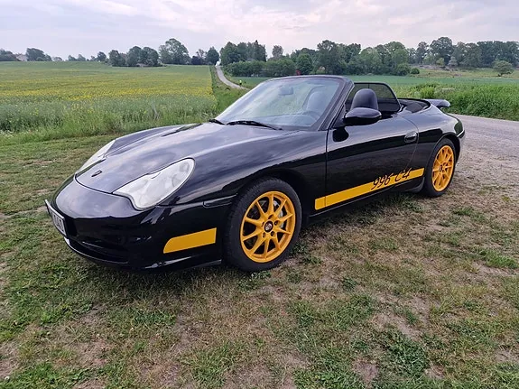 Porsche 911 Carrera 4 2002 photo 2
