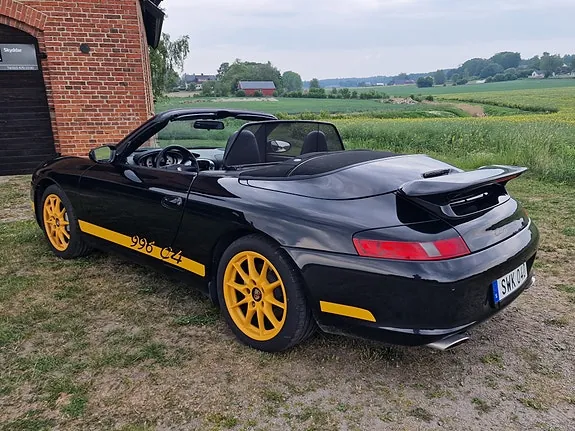 Porsche 911 Carrera 4 2002 photo 3