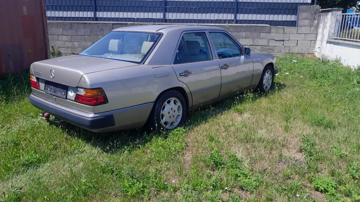Mercedes-Benz E-Class 1990 photo 2