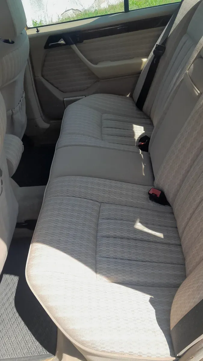 Mercedes-Benz E-Class 1990 photo 3