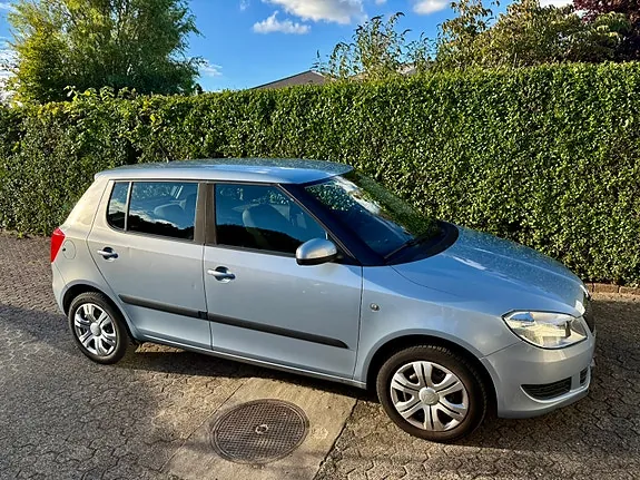 Skoda Fabia 2011 photo 3