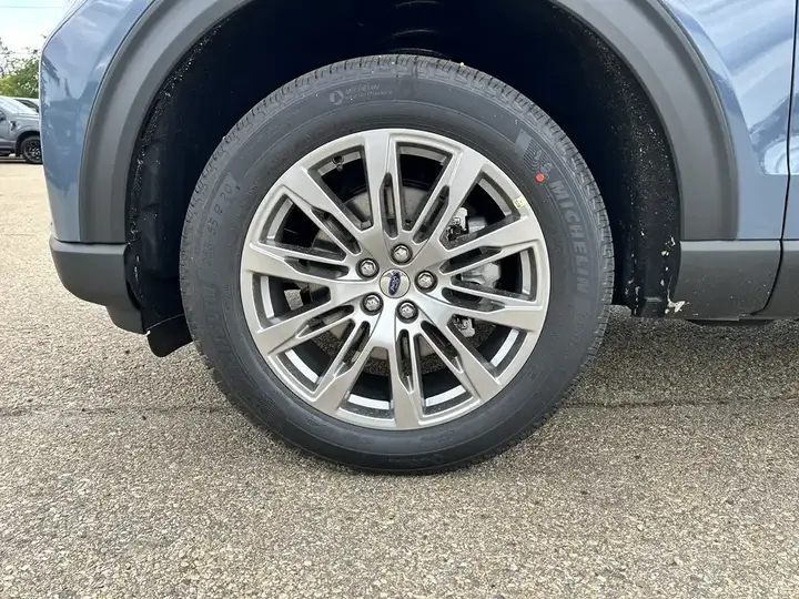Ford Explorer 2026 photo 3