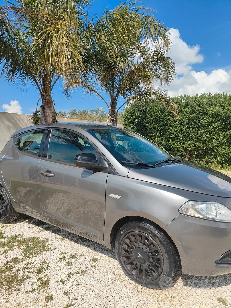 Lancia Ypsilon 2013 photo 2