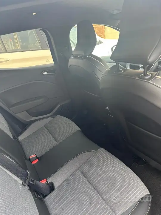 Renault Clio 2024 photo 2