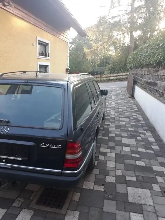 Mercedes-Benz E-Class 1990 photo 3