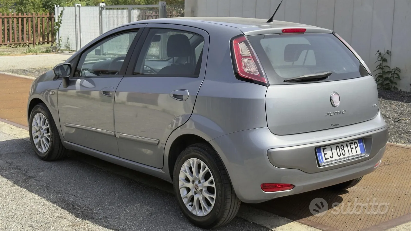 Fiat Grande Punto 2011 photo 2