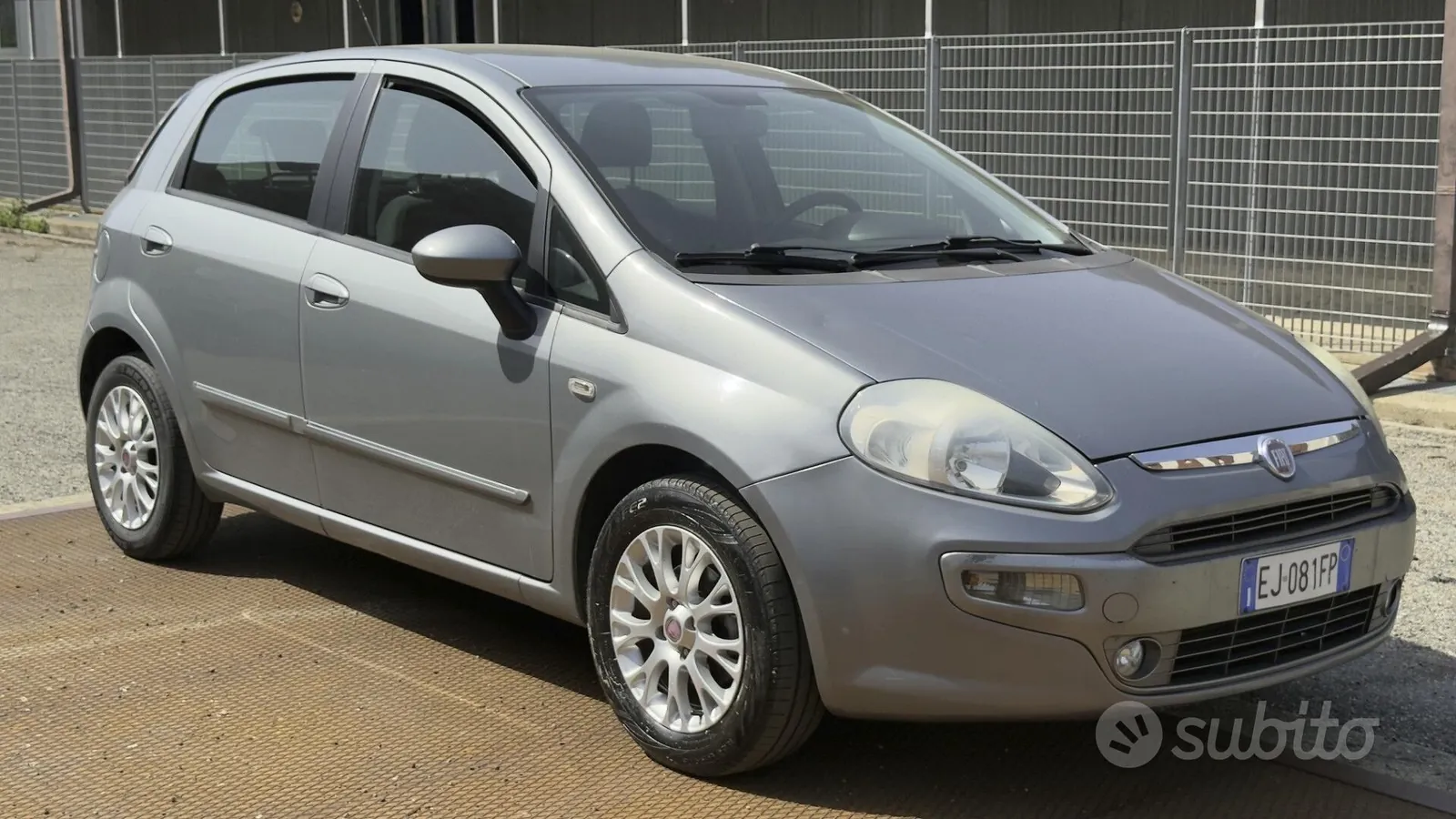 Fiat Grande Punto 2011 photo 4