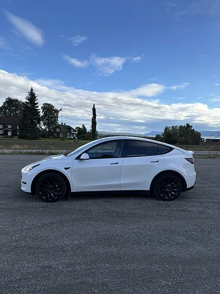 Tesla Model Y 2024 photo 2