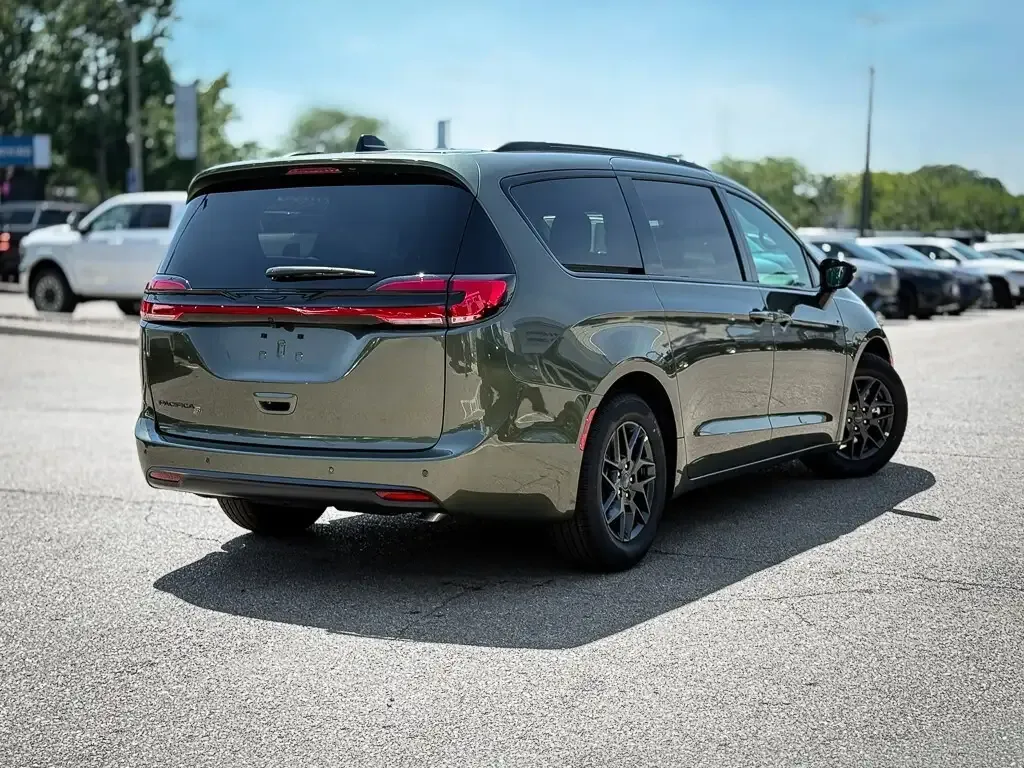 Chrysler Pacifica 2027 photo 2