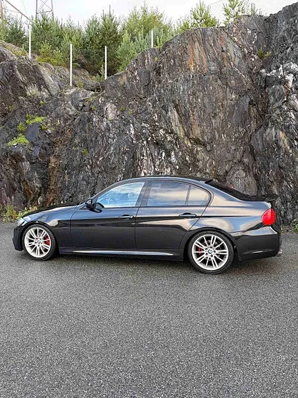 BMW 318D 2009 photo 2