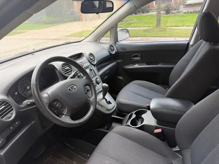 Kia Rondo 2012 photo 3