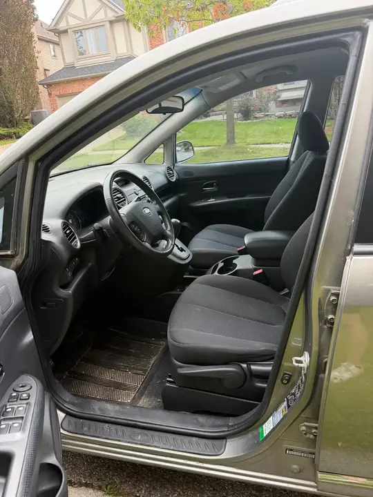 Kia Rondo 2012 photo 4