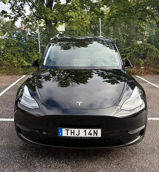 Tesla Model Y 2023 photo 2