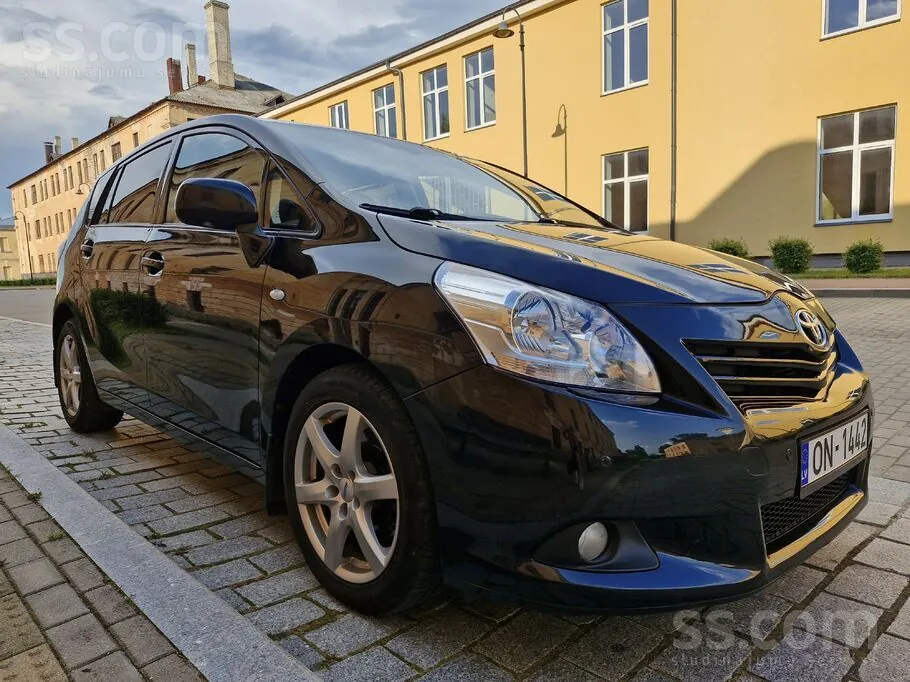 Toyota Verso 2011 photo 2
