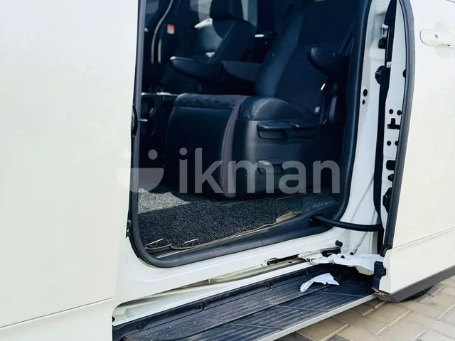 Toyota Voxy 2025 photo 3