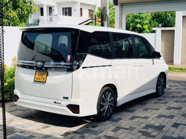 Toyota Voxy 2025 photo 2